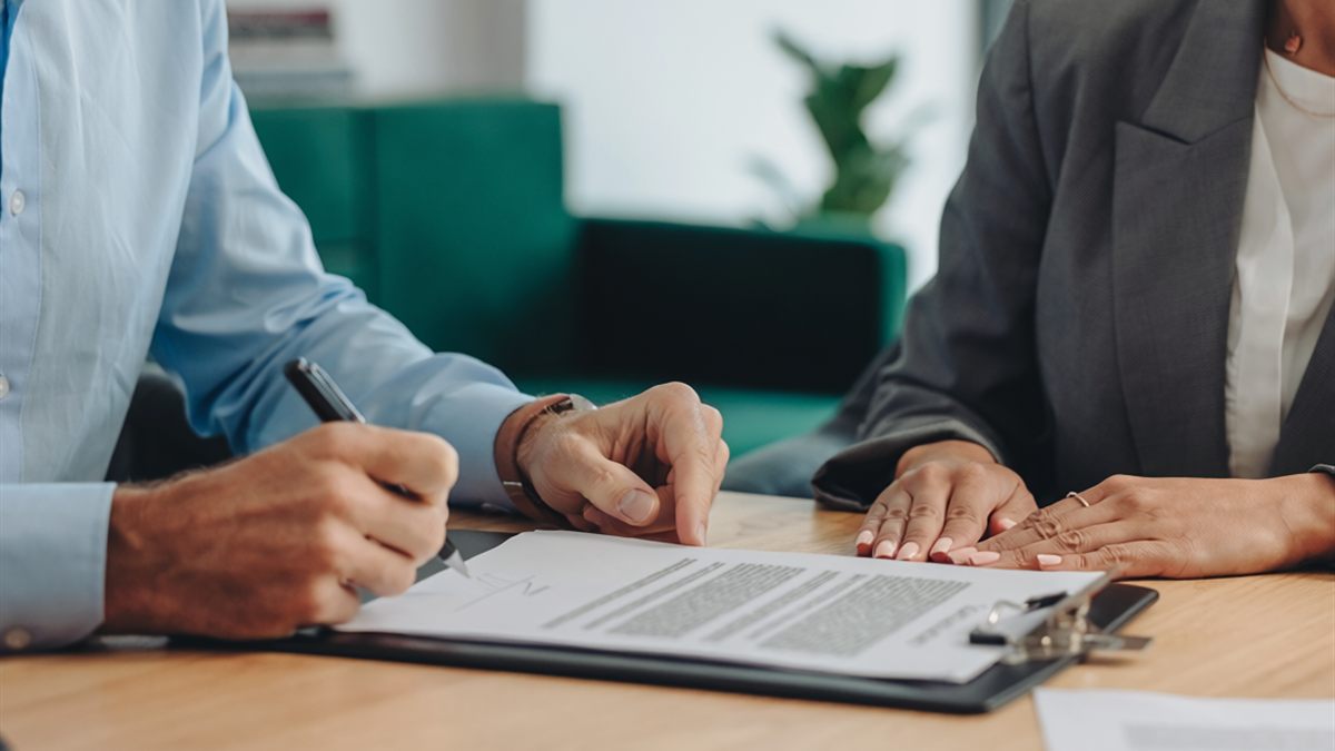 Servicios Profesionales vs Relación Laboral en Guatemala 2026 — rrhh.com.gt